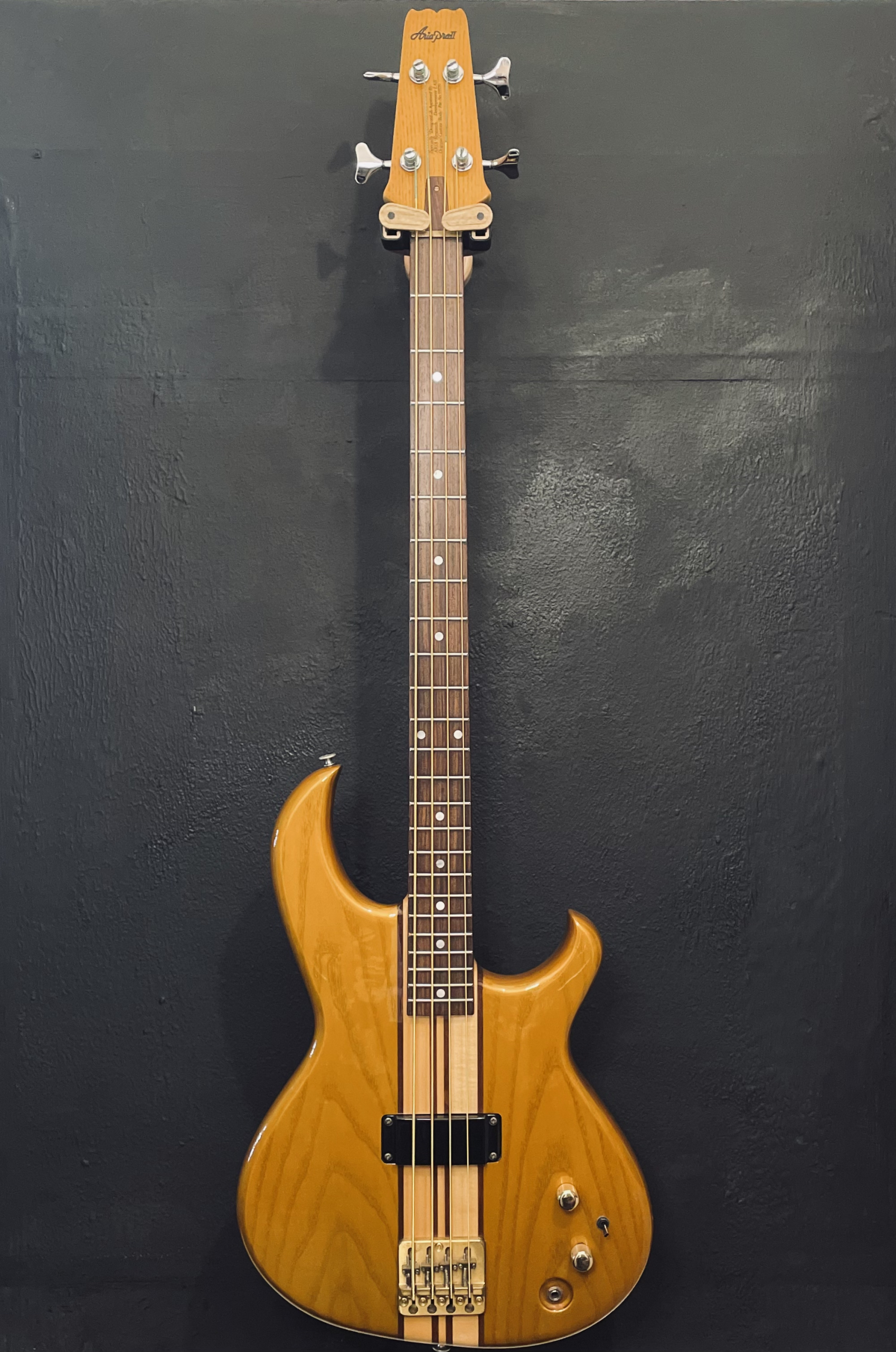 Aria Pro II SB-700 81' – Intersound Guitars